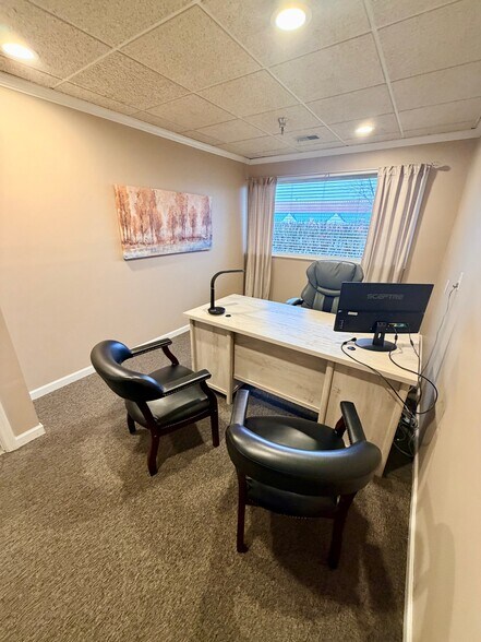 More Photos Of 260 Crossfield Dr, Versailles Light Distribution For Lease