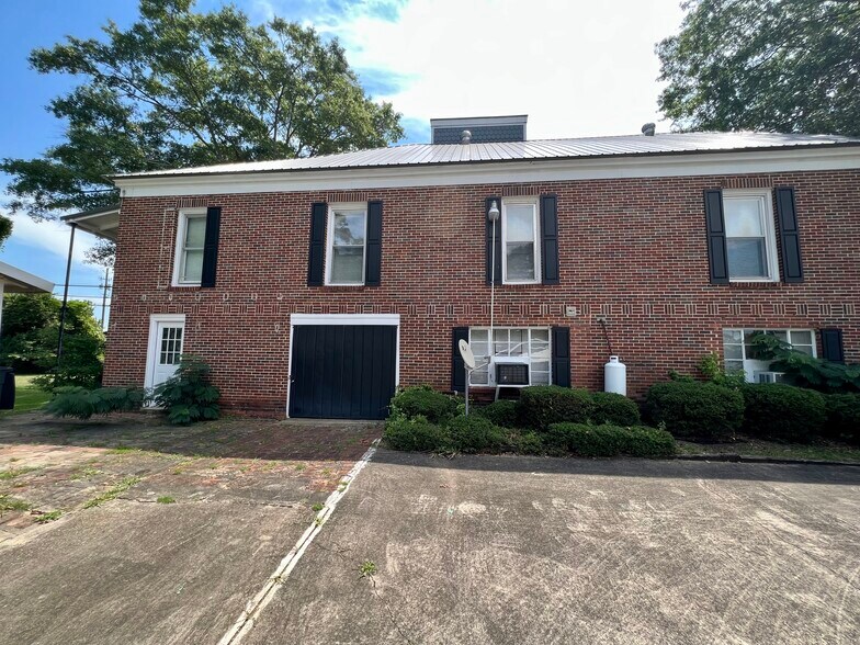 More Photos Of 100 N Fifth St, Manchester Funeral Home For Sale