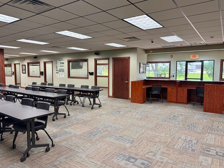 More Photos Of 1014 SE Lorenz Dr, Ankeny Office For Lease