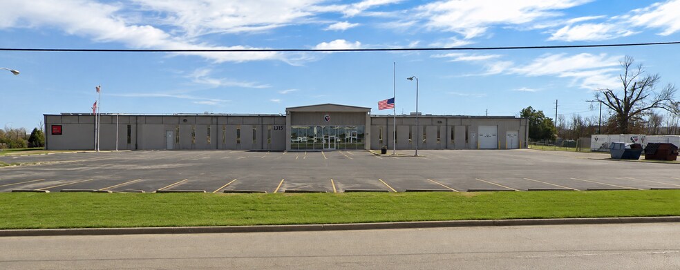 More Photos Of 1315 N 13th St, Rogers Manufacturing For Lease