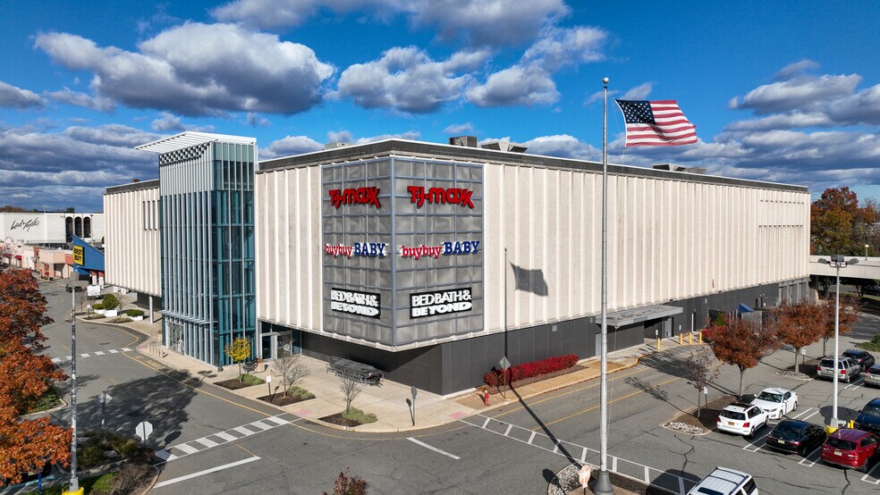 More Photos Of 34 E Ridgewood Ave, Paramus Department Store For Lease