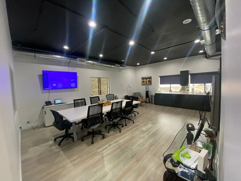 More Photos Of 6930 Owensmouth Ave, Canoga Park Office For Lease