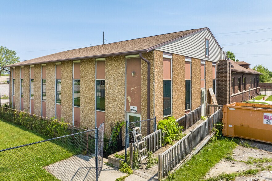 More Photos Of 1442 N Memorial Dr, Racine Office For Sale