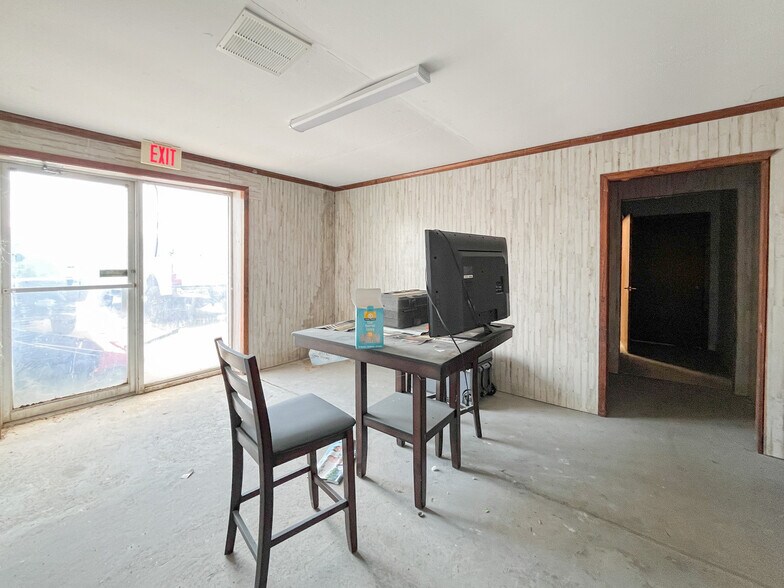More Photos Of 3703 S Lewis St, New Iberia Warehouse For Sale