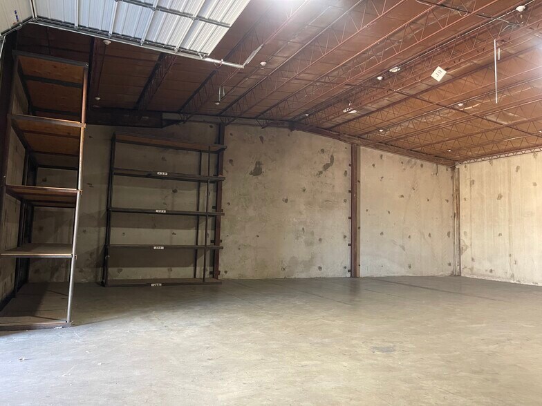 More Photos Of 5401 E Veterans Memorial Blvd, Killeen Warehouse For Lease