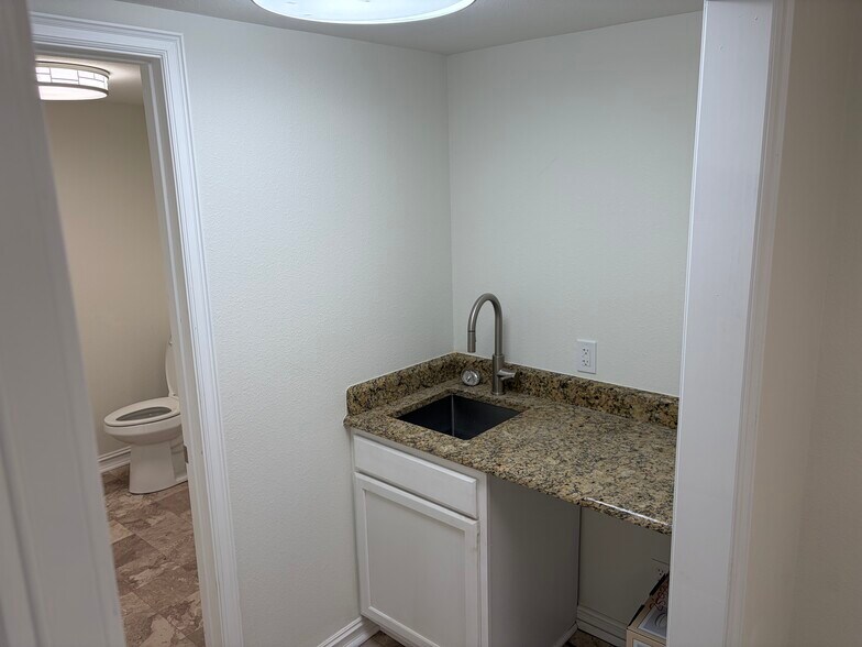 More Photos Of 9216 N Garnett Rd, Owasso Office For Lease