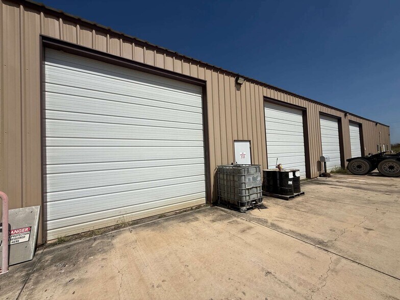 More Photos Of 1722 FM 1582, Pearsall Service For Sale