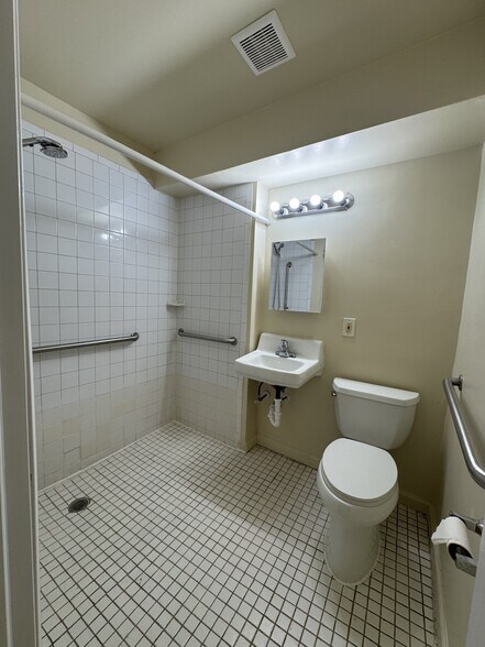 More Photos Of 3130 Buena Vista Ter SE, Washington Apartments For Sale