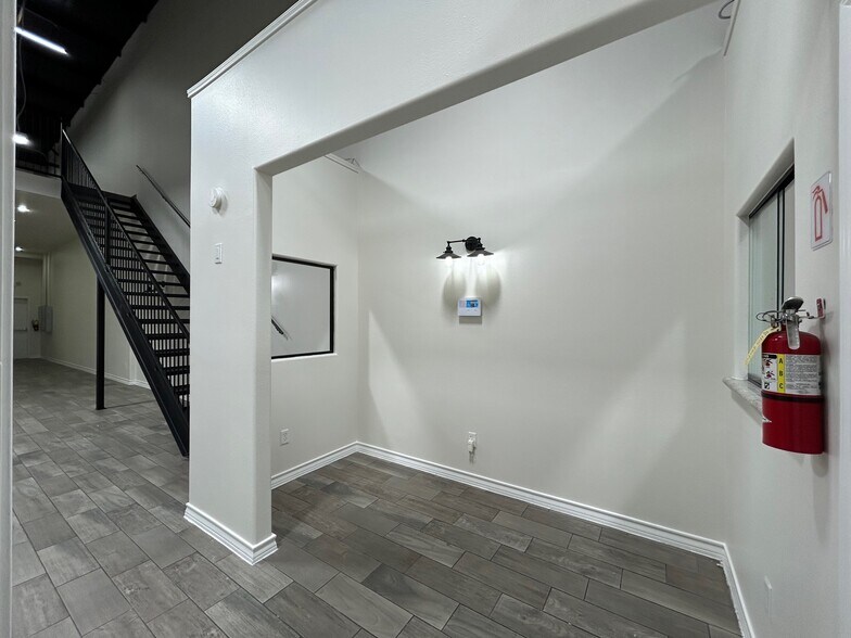 More Photos Of 8218 Casa Verde Rd, Laredo Storefront Retail Office For Lease