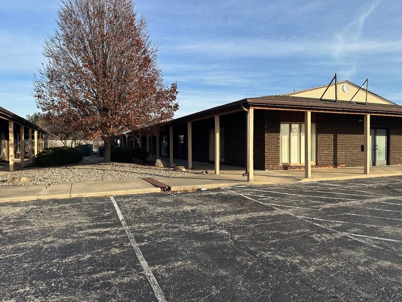 More Photos Of 2-14 Heritage Dr, Bourbonnais Office For Lease