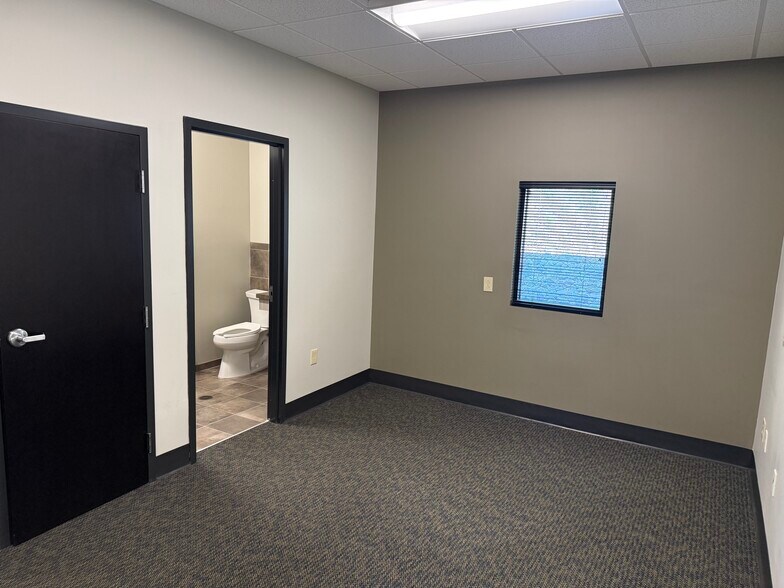 More Photos Of 209 E Emory Rd, Powell Medical For Lease