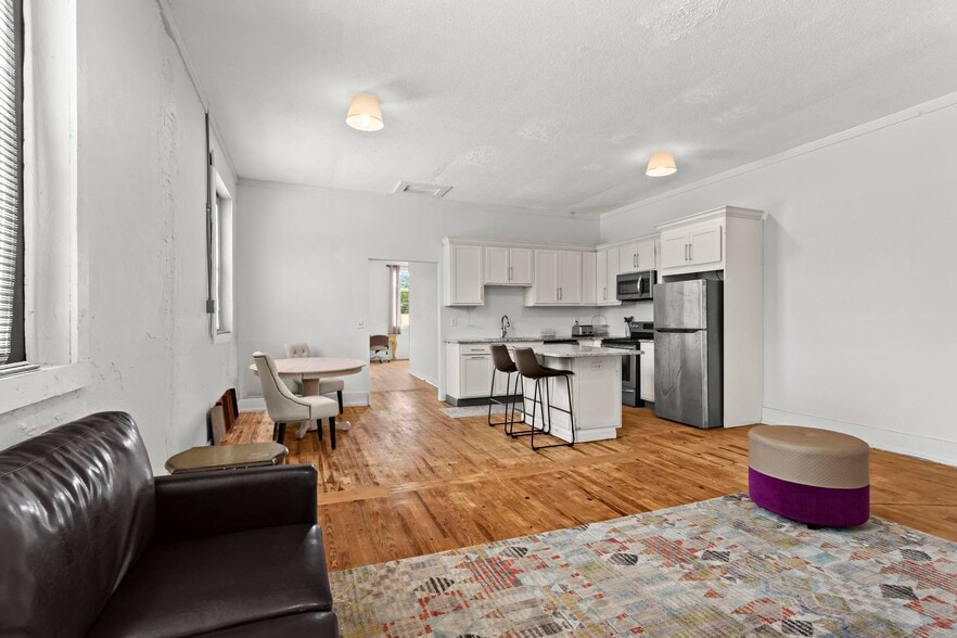 More Photos Of 10117 Commerce St, Summerville Storefront For Sale