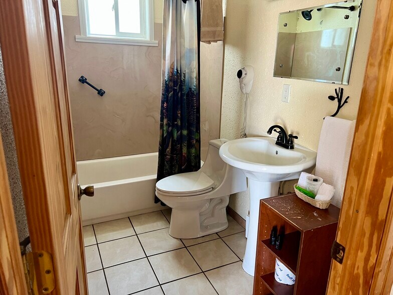 More Photos Of 501 S 6th St, Thermopolis Hotel For Sale