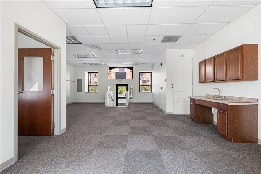 More Photos Of 10 Railroad Pl, Norwich Flex For Lease