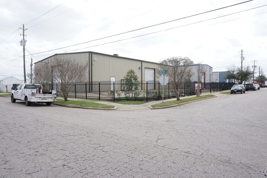 More Photos Of 5603 Northdale St, Houston Warehouse For Lease