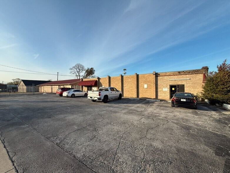 More Photos Of 3440 South Fwy, Fort Worth Flex For Sale
