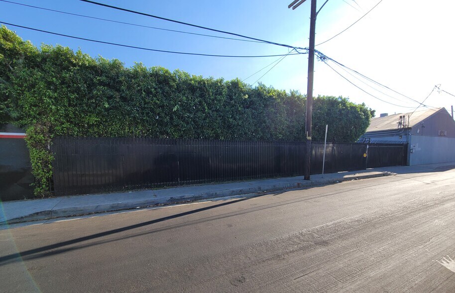 More Photos Of 14837 Oxnard St, Van Nuys Manufacturing For Lease