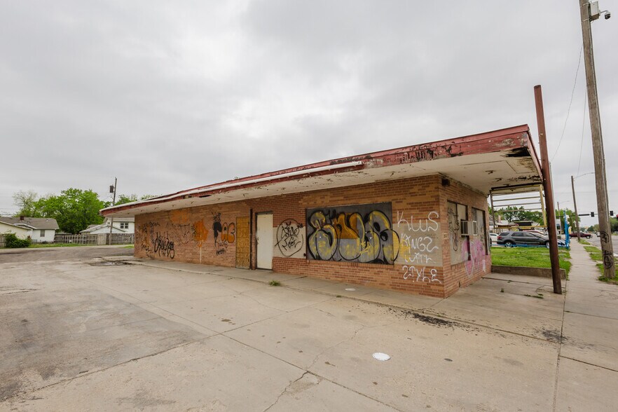 More Photos Of 2033 S Broadway St, Wichita Bar For Sale