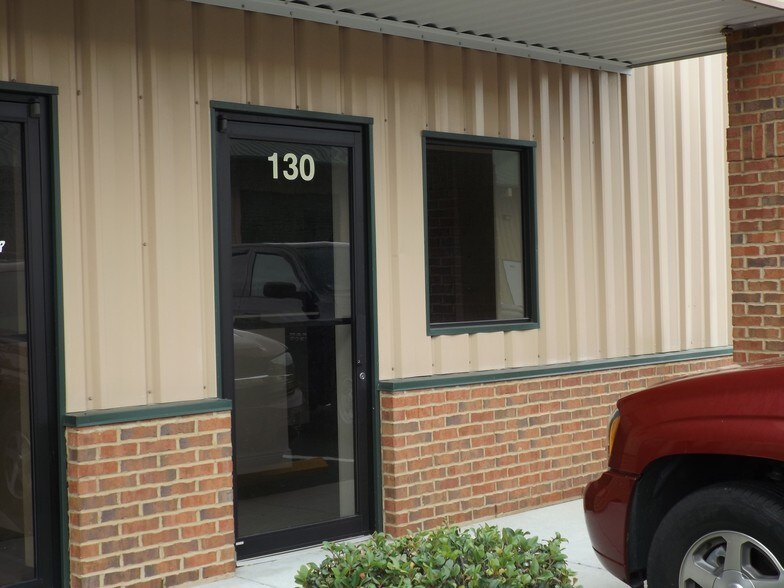 More Photos Of 124-146 Park Center St, Leesburg Light Manufacturing For Lease