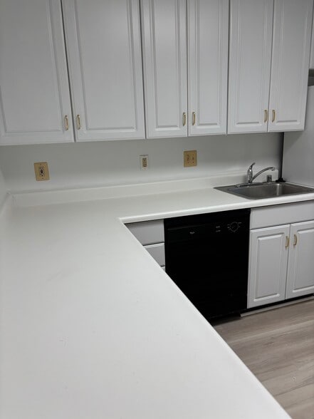 More Photos Of 7002 Evergreen Ct, Annandale Office For Lease