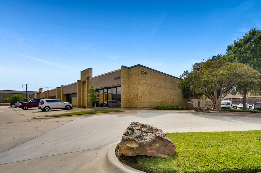 More Photos Of 2016 E Randol Mill Rd, Arlington Warehouse For Lease