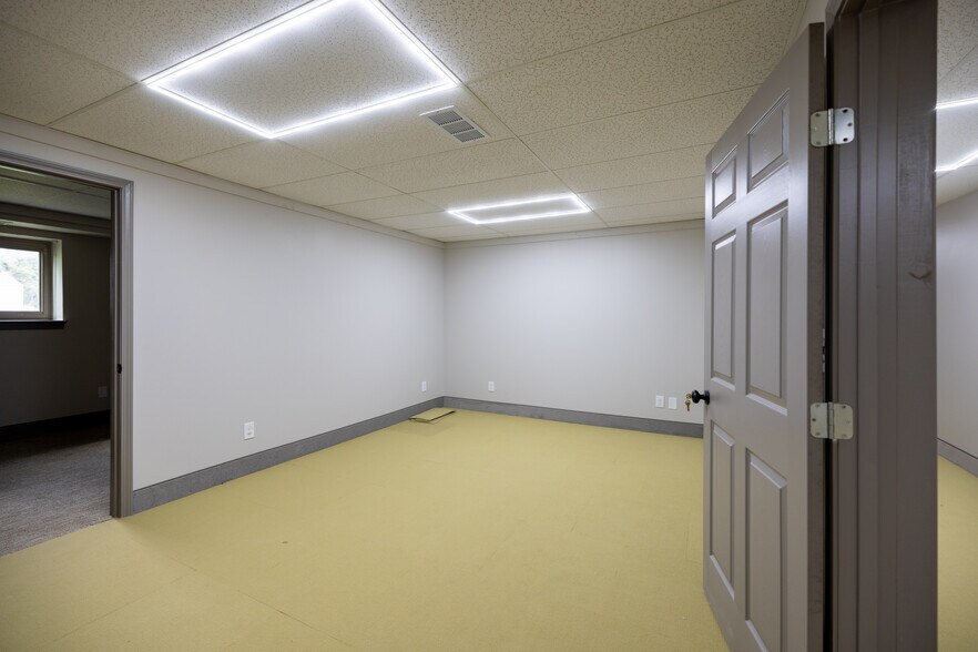 More Photos Of 11108 N Oak Tfwy, Kansas City Office For Lease