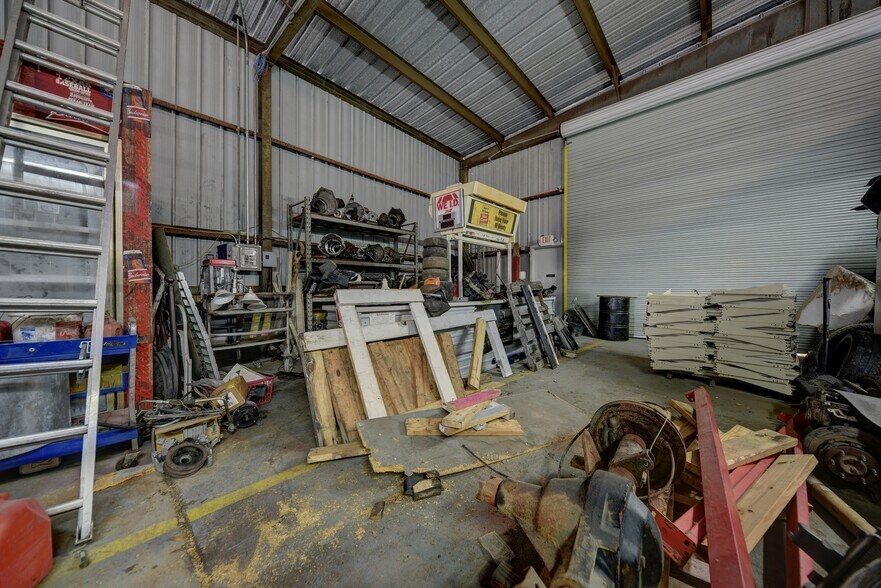 More Photos Of 307 E Alamo St, Brenham Auto Repair For Sale