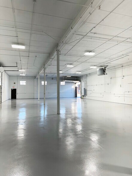More Photos Of 701 N Michigan Ave, Villa Park Warehouse For Lease