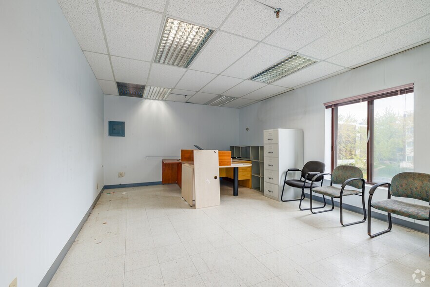 More Photos Of 1280 Boul Jules-Poitras, Montréal Warehouse For Lease