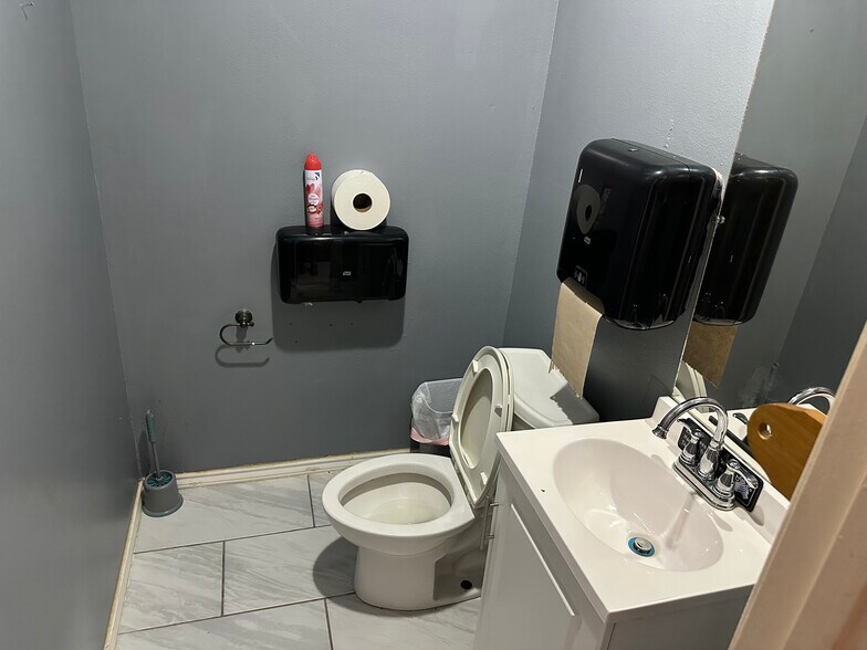 More Photos Of 806 E Gravis St, San Diego Freestanding For Sale