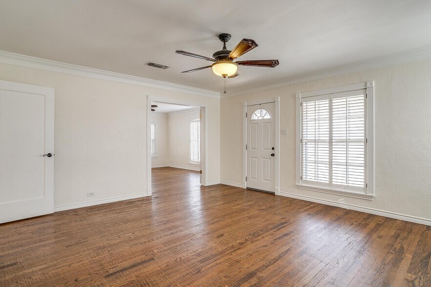 More Photos Of 113 N Tarrant St, Crowley Office For Sale