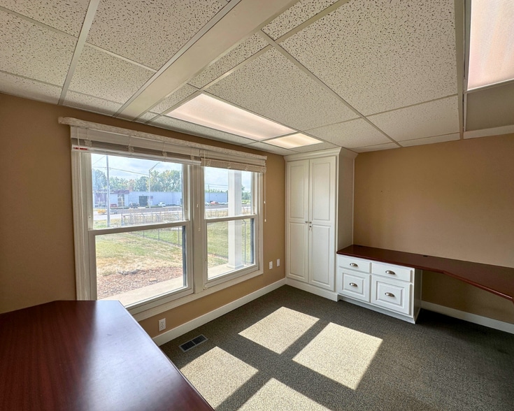 More Photos Of 2230 W Coliseum Blvd, Fort Wayne Office For Sale