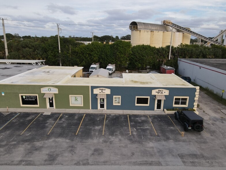 More Photos Of 1205-1217 SE Dixie Cutoff Rd, Stuart Light Distribution For Lease