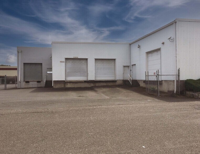 More Photos Of 901 N Columbia Blvd, Portland Warehouse For Sale