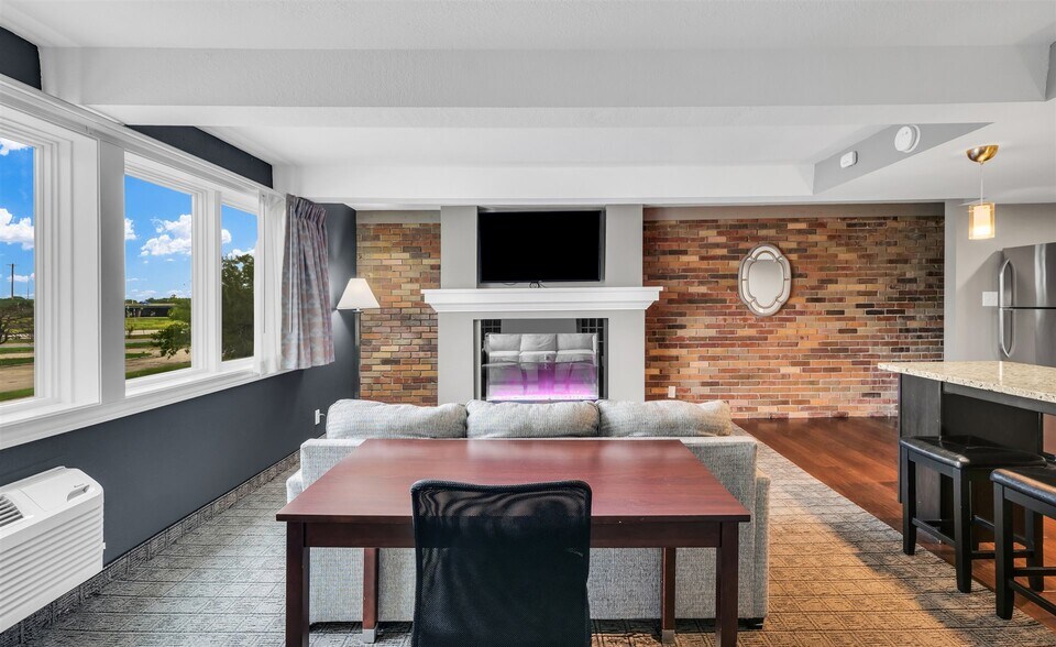 More Photos Of 1907 N Cunningham Ave, Urbana Hotel For Sale
