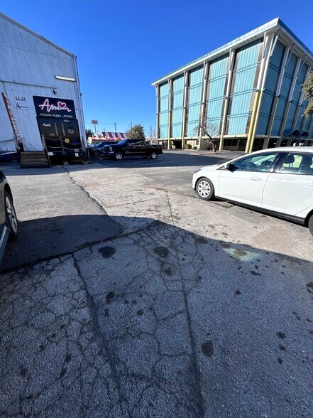 More Photos Of 8418 Broadway St, San Antonio Service For Lease