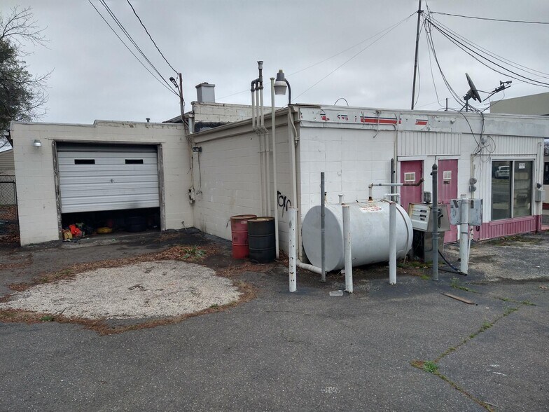 More Photos Of 405 E Clements Bridge Rd, Runnemede Service Station For Lease
