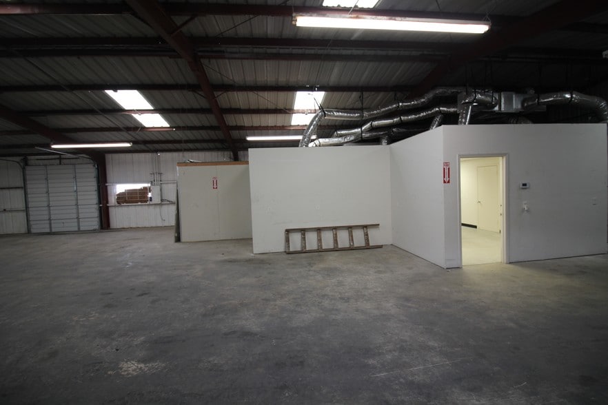More Photos Of 61 Kinder, San Antonio Warehouse For Lease