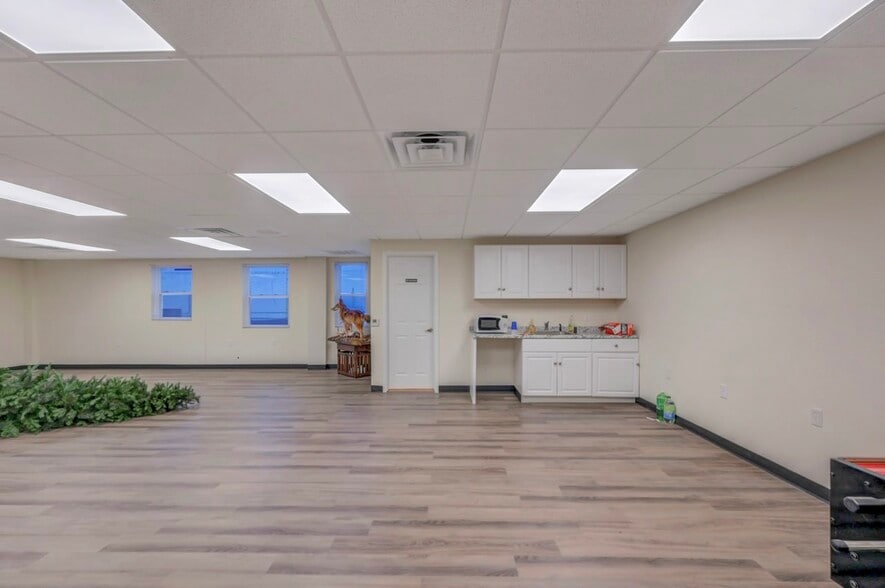 More Photos Of 116-120 Monahan Ave, Dunmore Flex For Lease