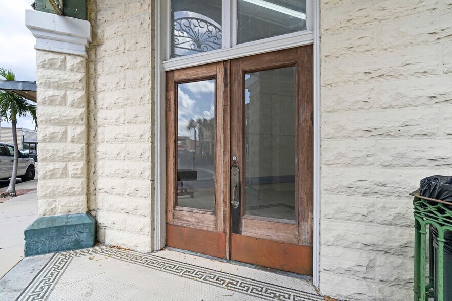 More Photos Of 106 W Oak St, Arcadia Storefront For Sale