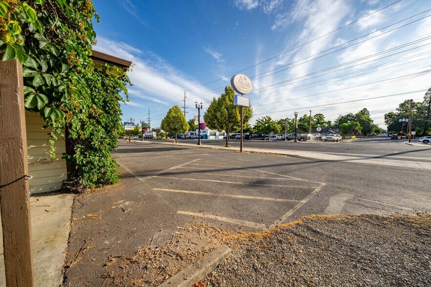 More Photos Of 211 Front St, Central Point General Retail For Sale