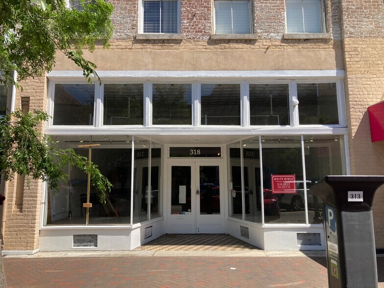 Primary Photo Of 318 W Broughton St, Savannah Storefront Retail Residential For Lease