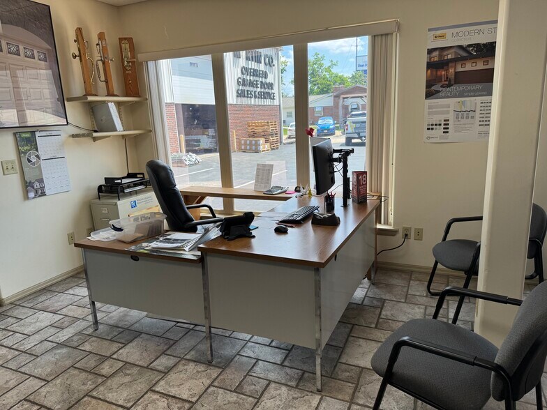 More Photos Of 3025 N Saint Peters Pky, Saint Peters Showroom For Sale