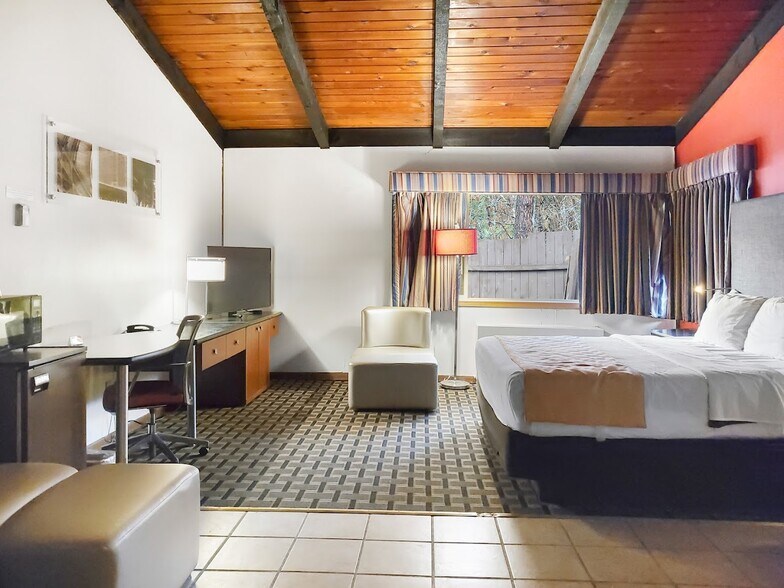 More Photos Of 325 Fire Monument Rd, Hinckley Hotel For Sale