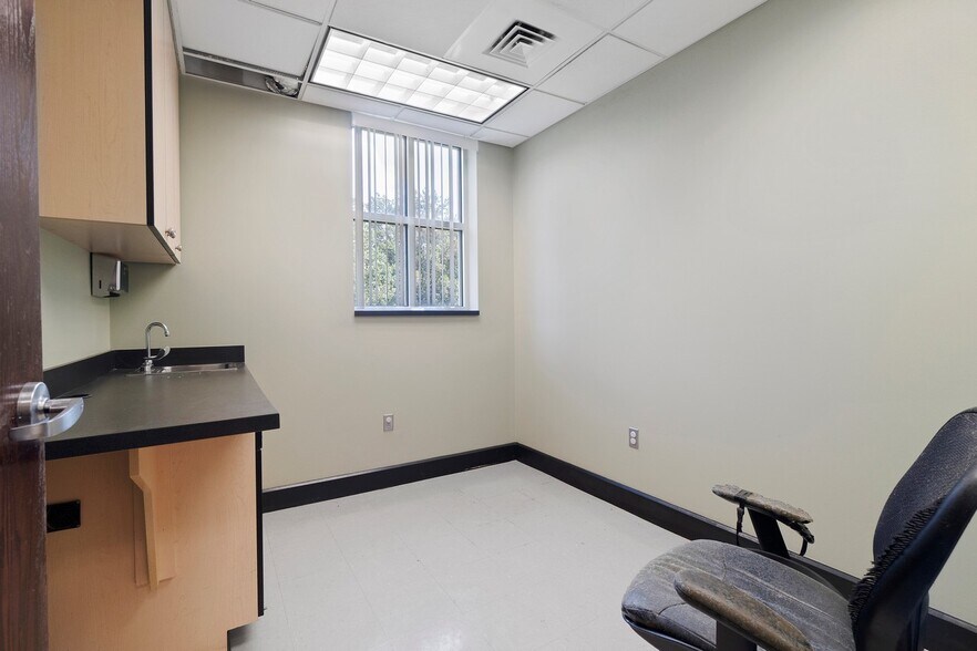 More Photos Of 191 W Plaza Dr, Mooresville Storefront Retail Office For Lease