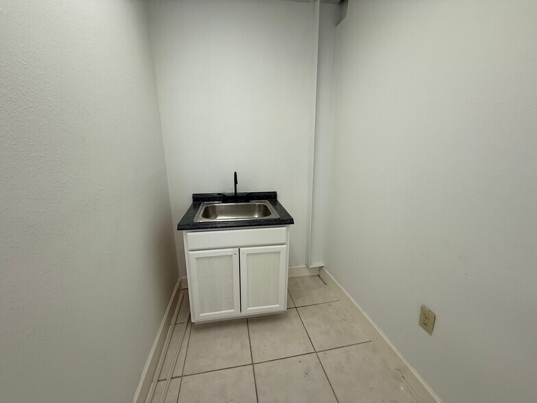 More Photos Of 5914 Cullen Blvd, Houston Storefront For Lease