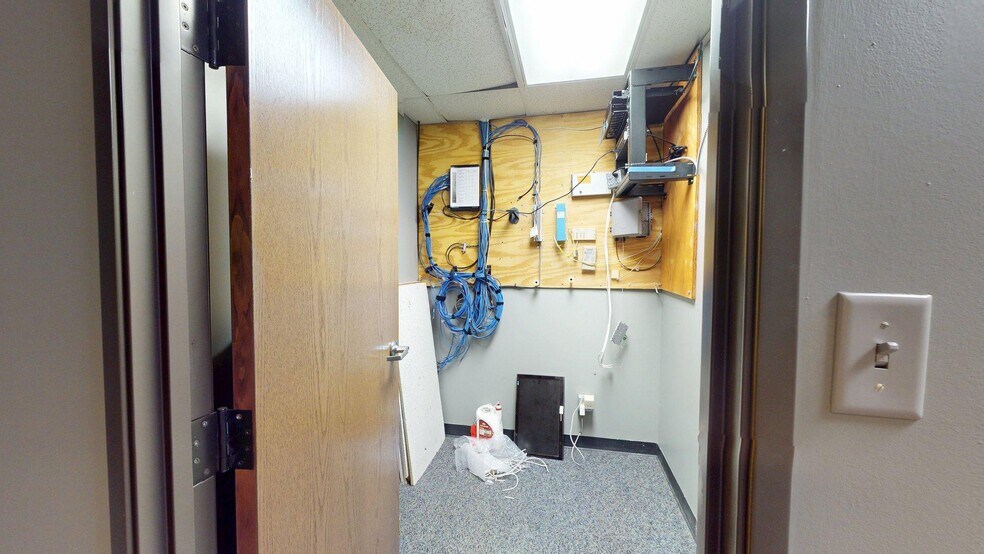 More Photos Of 2109 N Yellowood Ave, Broken Arrow Light Distribution For Lease