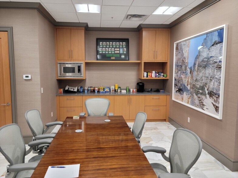 More Photos Of 821 5th Ave S, Naples Office For Lease