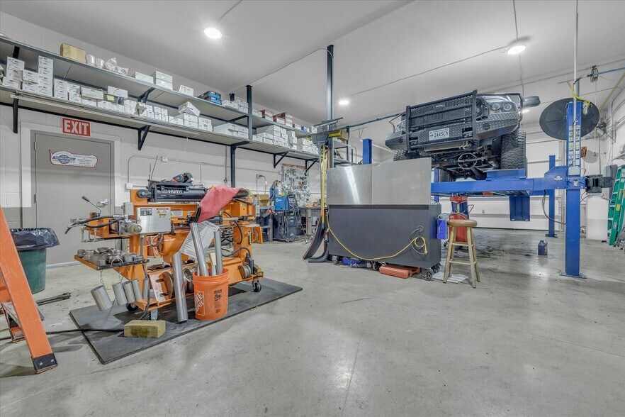 More Photos Of 1474 Peters Creek Rd NW, Roanoke Auto Repair For Sale