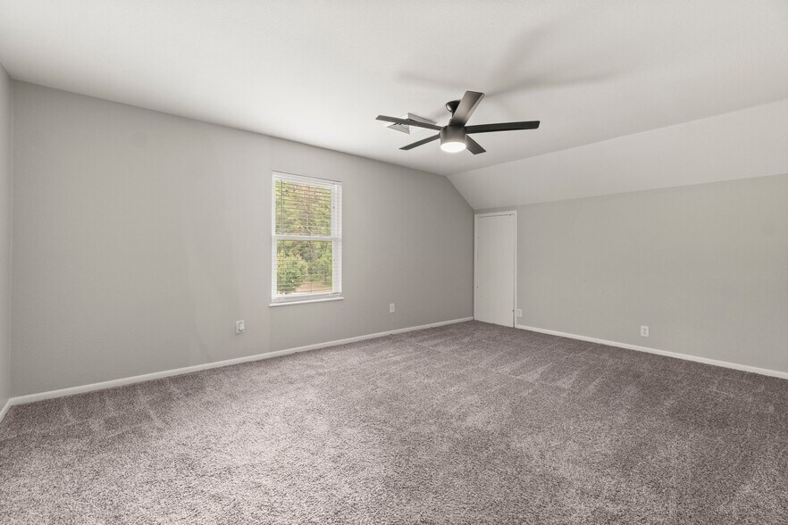 More Photos Of 2042 Teal Dr, Spring Dormitory For Sale